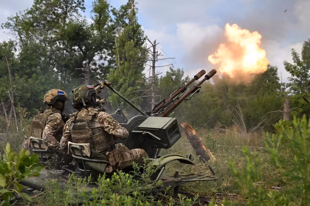 Nhìn chung, các mũi tiến công của quân Nga hiện đã vượt sâu qua tuyến phòng thủ ở miền đông Ukraine, được xây dựng từ năm 2014. Có thể nhận thấy quân Nga hiện đang nỗ lực đột phá sâu vào phía tây Ukraine, sau thành phố Pokrovsk, nhằm áp sát đồng bằng Dnipropetrovsk.