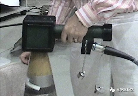 Ngoài ra hệ thống định vị vệ tinh GPS còn tiếp nhận thông tin khí tượng, các lượng sửa ở trận địa và có bộ kết nối, để nạp tọa độ cho loại đạn có dẫn đường bằng quán tính. Ảnh: Bộ định vị nạp tọa độ cho đạn pháo dẫn đường quán tính trên pháo M777A2. Nguồn: Sina.