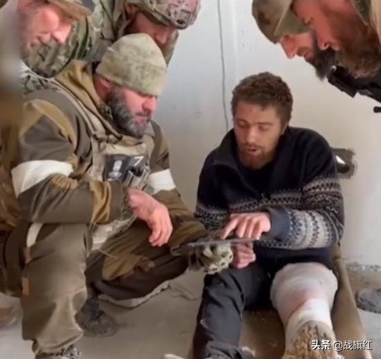 Người tù binh của Tiểu đoàn Azov nói rằng, tầng hầm của nhà máy thép là nơi tương đối kiên cố, được làm bằng bê tông cốt thép và có nhiều lối ra bí mật, nhưng anh ta chỉ mới vào được đến tầng hai.