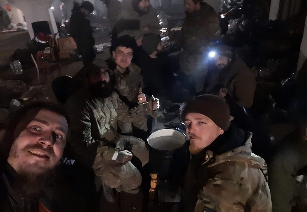 Thậm chí những chiến binh của Tiểu đoàn Azov, ẩn nấp dưới các tầng hầm, không cần phải giữ bí mật, mà còn phô trương sức mạnh; họ ảo tưởng cho rằng, chính sức mạnh hùng hậu của họ, đã khiến Quân đội Nga phải rút lui. Không những thế, họ còn mở tiệc ăn mừng.
