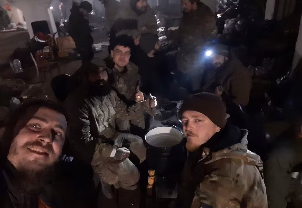 Thậm chí những chiến binh của Tiểu đoàn Azov, ẩn nấp dưới các tầng hầm, không cần phải giữ bí mật, mà còn phô trương sức mạnh; họ ảo tưởng cho rằng, chính sức mạnh hùng hậu của họ, đã khiến Quân đội Nga phải rút lui. Không những thế, họ còn mở tiệc ăn mừng.