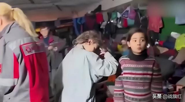 Trong những người ở dưới tầng hầm của Nhà máy thép Azovstal, ngoài binh lính, còn có cả những người dân chạy vào đây lánh nạn. Một số thành viên của Tiểu đoàn Azov thậm chí còn tuyên bố rằng, họ có thể chiến đấu với Quân đội Nga thêm bảy năm nữa trong tầng hầm.