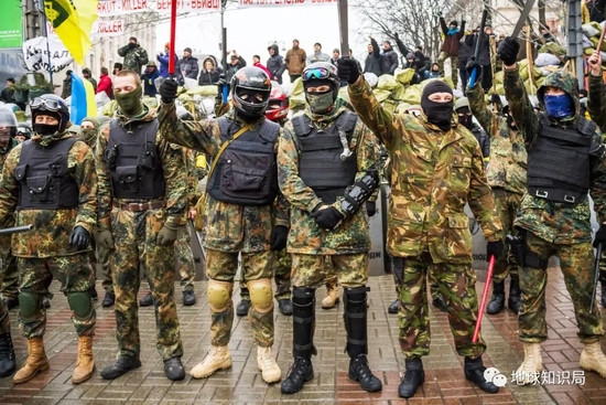 Theo thông tin được tiết lộ từ người tù binh Tiểu đoàn Azov, chỉ huy Tiểu đoàn đã từ chối sự đầu hàng của Quân đội Nga và đề nghị rút lui của Tổng thông Zelensky và chọn quyết tử với Quân đội Nga; và đây là lý do duy nhất mà quân Nga chưa thể chiếm được.