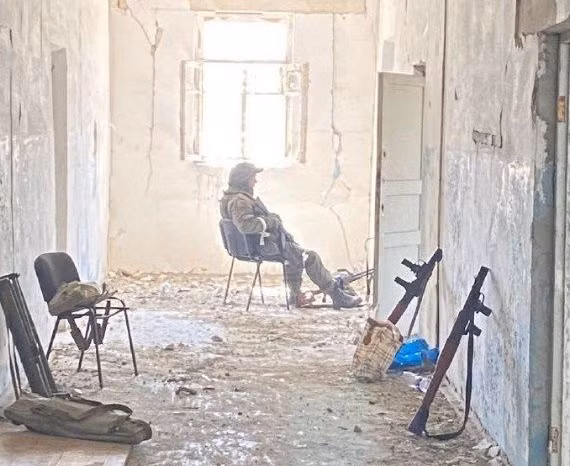 Tất nhiên, để ngăn chặn những chiến binh Tiểu đoàn Azov xông ra tấn công, Quân đội Nga muốn giải quyết triệt để vấn đề này. Dưới sự hướng dẫn của những công nhân Nhà máy thép và tù binh, quân Nga đã đến cửa hầm và lối ra của tầng hầm, và cử người canh gác chặt chẽ lối vào và lối ra.