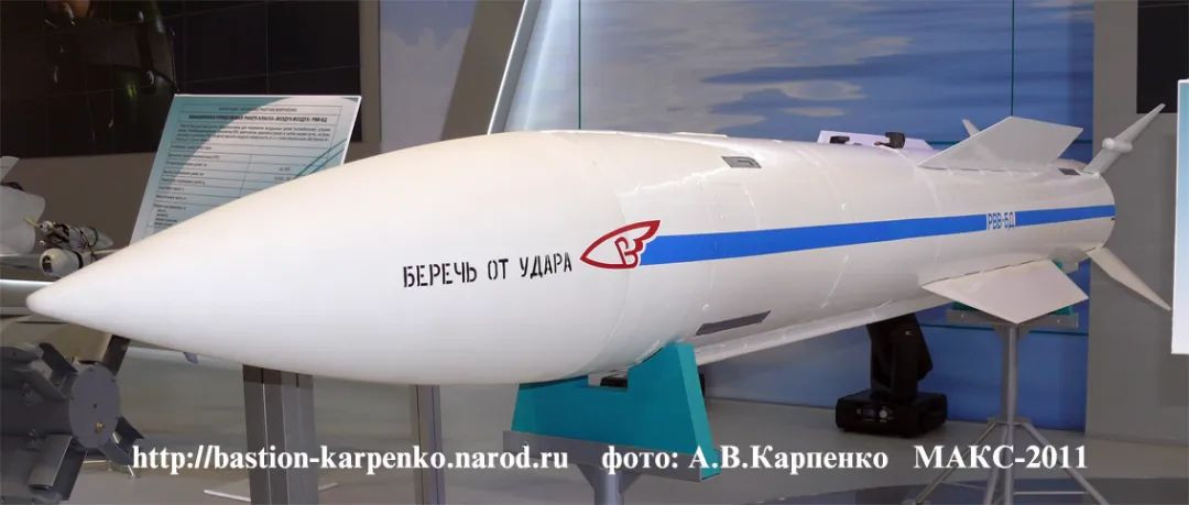 Nga cho rằng tên lửa R-37M (RVV-BD) là một trong những loại tên lửa không đối không nhanh nhất và có tầm bắn xa nhất trên thế giới. Tuy nhiên máy bay chiến đấu Ukraine lại thiếu hệ thống cảnh báo bằng radar / hồng ngoại, nên khả năng bị tên lửa tấn công bí mật cũng rất cao.