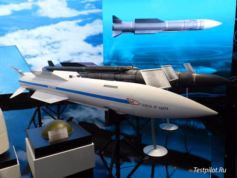 Nếu máy bay cất và hạ cánh ở đường băng dã chiến (bằng đất nện hoặc lát kim loại), tên lửa R-37M được giới hạn trong 20 lần cất cánh và hạ cánh. Còn trên tàu sân bay, tên lửa chỉ được giới hạn 3 lần cất và hạ cánh là phải đưa vào xưởng để kiểm tra tổng thể kết cấu của tên lửa.