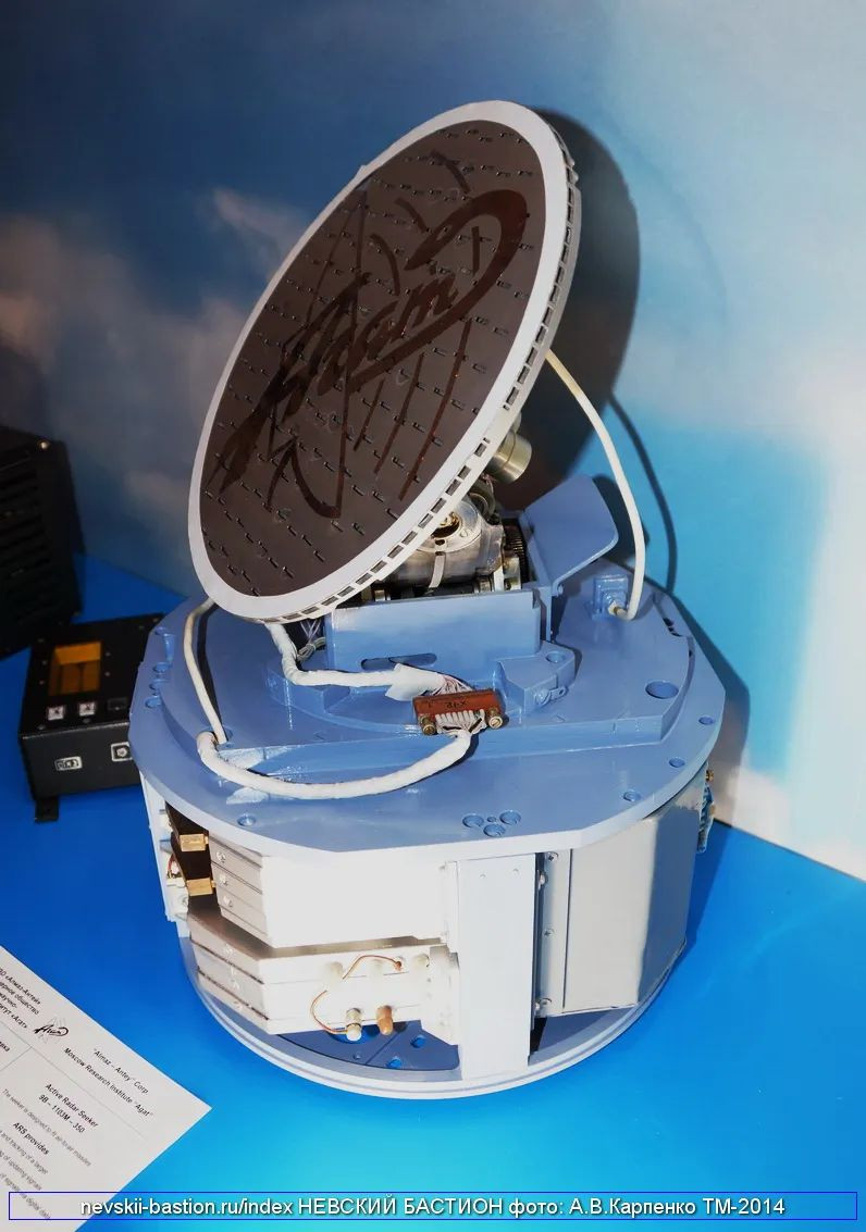 Thiết bị tìm kiếm trên tên lửa R-37M nhỏ hơn, phạm vi phát hiện ít nhất 40 km và mục tiêu có phản xạ radar (RCS) là 1,5 mét vuông; cự ly tên lửa có thể đánh chặn mục tiêu ở 30 km. Mục tiêu cần nằm trong phạm vi phải hoặc trái 60 độ, theo hướng bayt của tên lửa. 