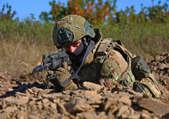 Lữ đoàn 88 Espaniola (thuộc Cụm quân phía Nam) của RFAF, đã đánh bật quân AFU ra khỏi các chiến hào và hầm đào trong vành đai rừng, gần trại Druzhba; hiện quân RFAF đang chốt giữ các vị trí ở phía bên kia của Nhà máy vật liệu chịu lửa và được hỏa lực của RFAF tấn công liên tục. 