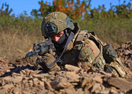 Lữ đoàn 88 Espaniola (thuộc Cụm quân phía Nam) của RFAF, đã đánh bật quân AFU ra khỏi các chiến hào và hầm đào trong vành đai rừng, gần trại Druzhba; hiện quân RFAF đang chốt giữ các vị trí ở phía bên kia của Nhà máy vật liệu chịu lửa và được hỏa lực của RFAF tấn công liên tục. 