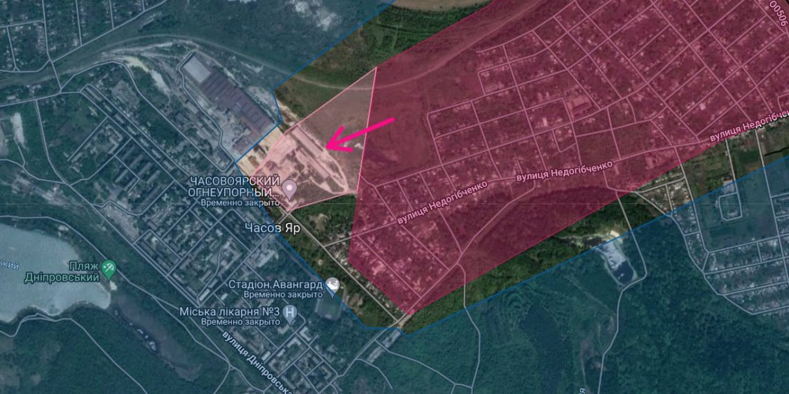 Theo người đứng đầu ban tác chiến của trung tâm trinh sát Melodiya với ký hiệu "Chukchi" của Quân đội Nga (RFAF) cho biết, lính dù của Sư đoàn Dù 98 RFAF, sau khi dọn sạch các tòa nhà cao tầng xung quanh sân vận động thành phố, đang hoàn thành xuất sắc cuộc tấn công vào Nhà máy vật liệu chịu lửa Chasov-Yarsky.