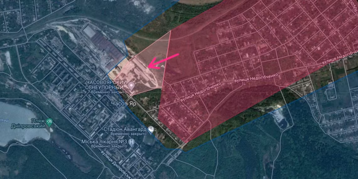 Theo người đứng đầu ban tác chiến của trung tâm trinh sát Melodiya với ký hiệu "Chukchi" của Quân đội Nga (RFAF) cho biết, lính dù của Sư đoàn Dù 98 RFAF, sau khi dọn sạch các tòa nhà cao tầng xung quanh sân vận động thành phố, đang hoàn thành xuất sắc cuộc tấn công vào Nhà máy vật liệu chịu lửa Chasov-Yarsky.