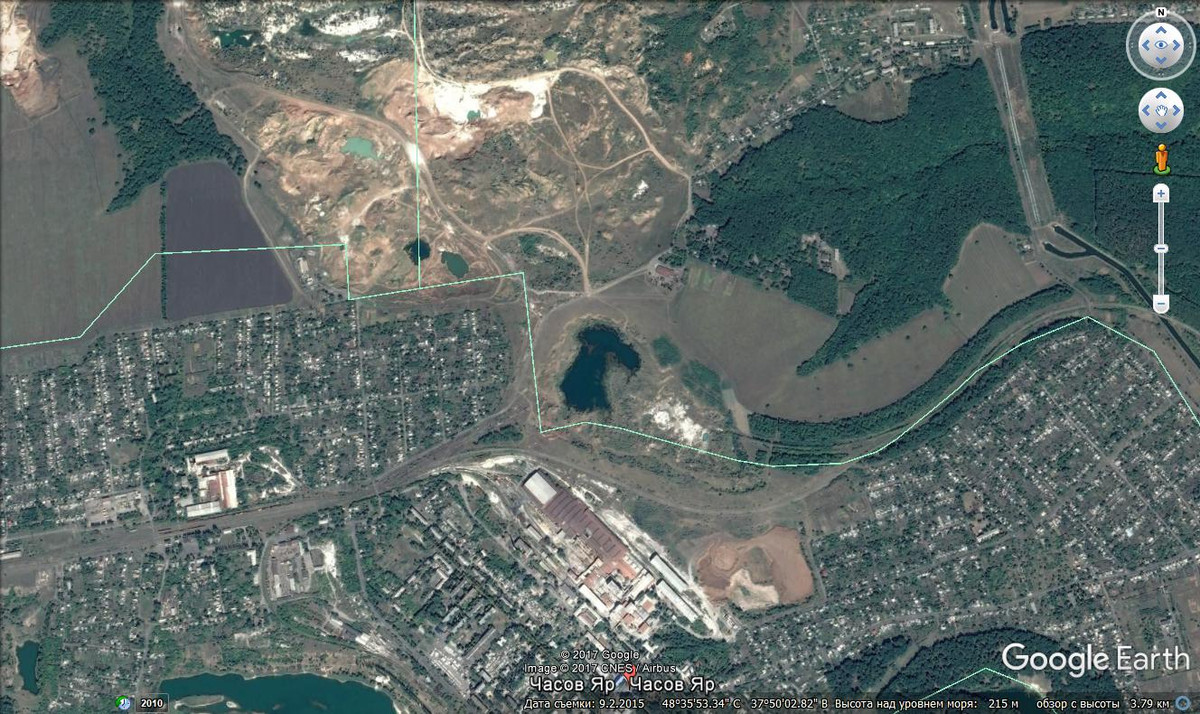 Theo chuyên gia quân sự độc lập, tuyến phòng thủ của AFU ở Chasov Yar đang dần mất đi khả năng chiến đấu. Điều này có thể dẫn đến sự sụp đổ nhanh chóng của các đơn vị AFU tại đây. Nhưng để làm được điều này, quân Nga phải chiếm hoàn toàn Nhà máy vật liệu chịu lửa. (Nguồn ảnh: Topwar, Ukrinform, TASS).