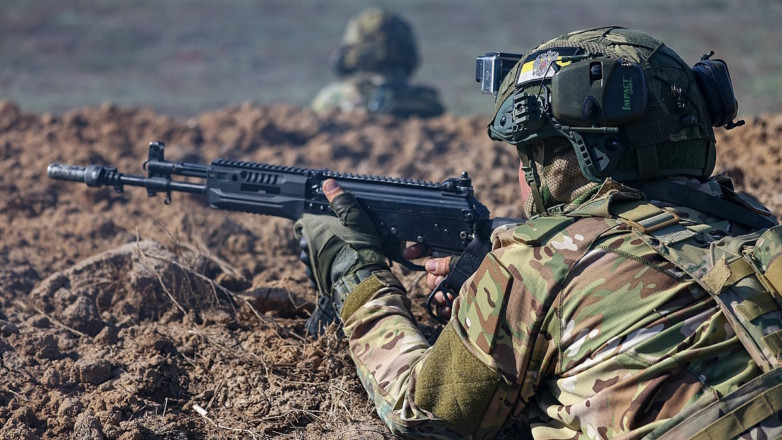 Do vậy, chiến thuật của RFAF hiện nay ở Chasov Yar là sử dụng các tốp bộ binh nhỏ lẻ, tấn công nhằm phát hiện điểm yếu phòng thủ và làm gián đoạn mạng lưới hậu cần của AFU. Chỉ huy Ukraine ở Chasov Yar cũng gián tiếp thừa nhận rằng, chiến thuật như vậy mang lại thành công cho RFAF, do AFU thiếu quân số. Ngoài ra, các trận ném bom hạng nặng của Không quân Nga đã xóa số các khu vực phòng ngự kiên cố của AFU. 