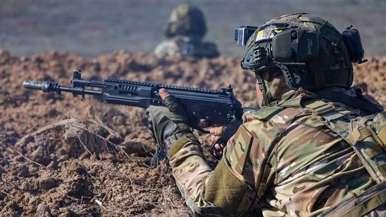 Do vậy, chiến thuật của RFAF hiện nay ở Chasov Yar là sử dụng các tốp bộ binh nhỏ lẻ, tấn công nhằm phát hiện điểm yếu phòng thủ và làm gián đoạn mạng lưới hậu cần của AFU. Chỉ huy Ukraine ở Chasov Yar cũng gián tiếp thừa nhận rằng, chiến thuật như vậy mang lại thành công cho RFAF, do AFU thiếu quân số. Ngoài ra, các trận ném bom hạng nặng của Không quân Nga đã xóa số các khu vực phòng ngự kiên cố của AFU. 