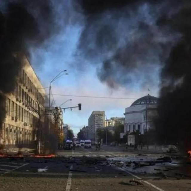 Bộ Quốc phòng Nga ngày hôm nay tuyên bố tiếp tục các cuộc tấn công vào các cơ sở quân sự ở Ukraine. Trong mấy đêm qua, quân đội Nga đã tấn công các cơ sở sản xuất và kho chứa thuyền tự sát không người lái ở vùng Odessa.