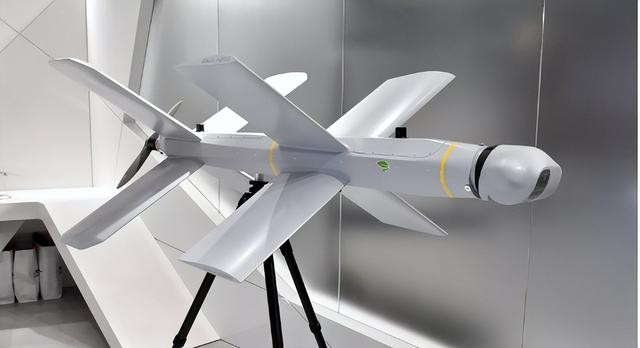 Trong những ngày gần đây, công ty Zara Airlines cho biết, họ đã sẵn sàng sản xuất máy bay không người lái cảm tử Lancet. Từ đó có thể thấy rằng, vũ khí và trang thiết bị quân sự của Nga, đã có truyền thống được công khai trước khi chúng sẵn sàng sử dụng. 