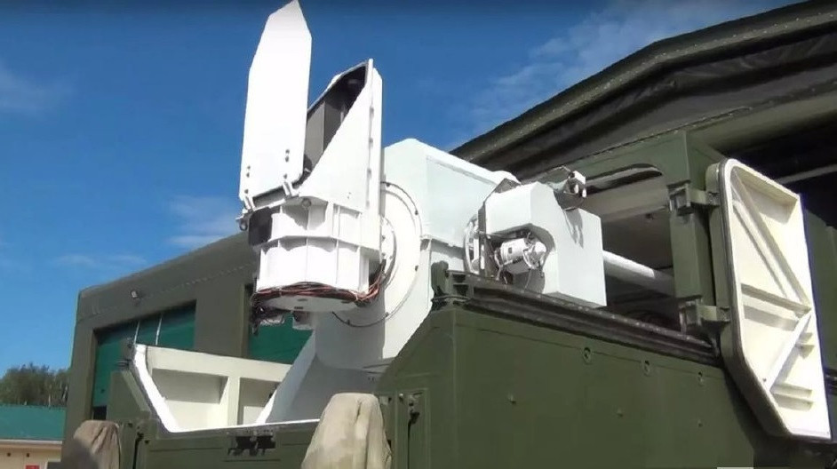 Ví dụ, thiết bị gây nhiễu chống UAV, dựa trên nguyên lý, tất cả UAV đều được điều khiển từ xa và cần nhận tín hiệu điều khiển; thiết bị gây nhiễu điện tử can thiệp vào tần số truyền- nhận tín hiệu của UAV, vũ khí vi sóng cũng thuộc loại này. Ngoài ra còn có phương pháp chế áp cứng bằng vũ khí như tên lửa, pháo, vũ khí laze, v.v. 