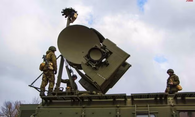 Khi đã trinh sát phát hiện được mục tiêu, bước tiếp theo là chọn biện pháp nào hiệu quả để tiêu diệt UAV; đó là sử dụng các biện pháp mềm và cứng để chống lại máy bay không người lái. Các phương tiện mềm bao gồm các phương tiện gây nhiễu điện tử, v.v. 