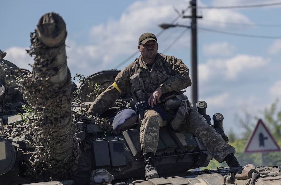 “Trong khi Quân đội Ukraine tiếp tục triển khai một số lượng lớn quân tinh nhuệ đến biên giới Kursk, nhưng điều này đã làm suy yếu sức mạnh của quân đội họ ở các hướng then chốt khác, cho phép Quân đội Nga đẩy nhanh hơn nữa tốc độ tấn công…”, Tổng thống Putin nhấn mạnh.