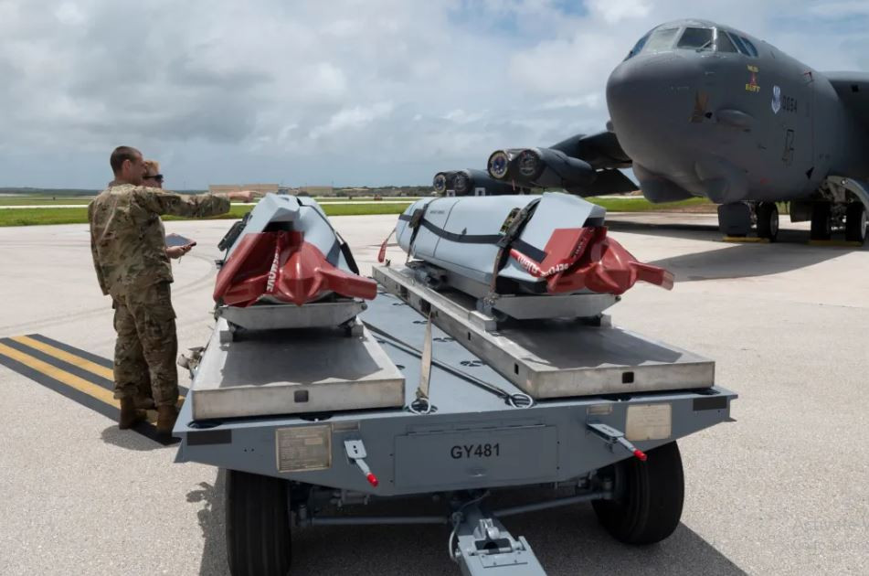 Hệ thống này có phần mềm tự động điều khiển tiên tiến, thông qua nền tảng Lattice Mission Autonomy của Anduril, giúp cập nhật hoạt động theo thời gian thực, trong cac hoạt động tấn công phối hợp và tấn công chính xác, vào cả mục tiêu cố định và di động. Khả năng hoạt động liên tục trong hơn hai giờ của nó, giúp tăng cường tính linh hoạt trong các tình huống chiến đấu phức tạp.