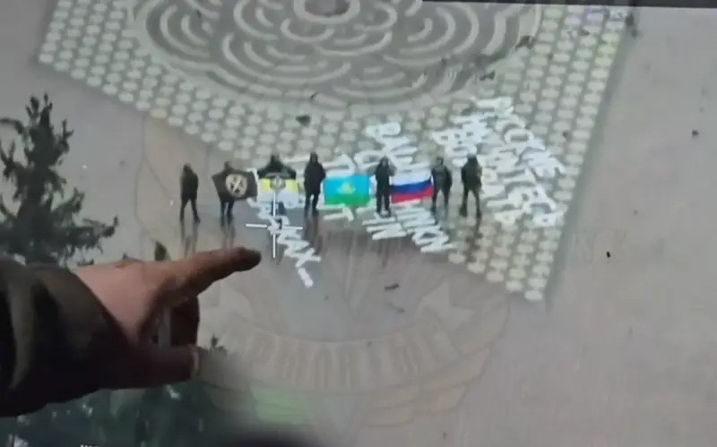 Kênh SHOT trên mạng xã hội Telegram, đưa tin trực tiếp từ chiến trường Kursk cho biết, quân đội Nga (RFAF) đã tiến tới tòa nhà hành chính ở trung tâm thị trấn Sudzha, và đang củng cố các vị trí, tiến hành “dọn dẹp” các khu phố.