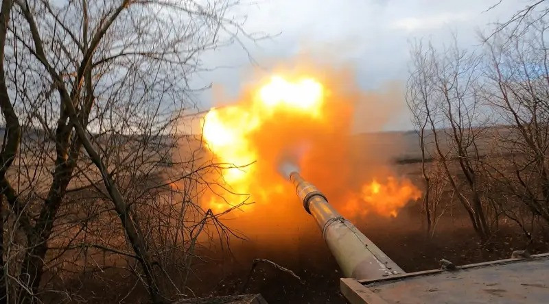 Trong bối cảnh quân Ukraine đang phải rút lui khỏi nhiều khu vực trên chiến trường, thì các cuộc đàm phán giữa Mỹ và Ukraine vừa diễn ra tại Jeddah (Ả Rập Xê Út), nơi Kiev đồng ý ngừng bắn trong 30 ngày, nhưng Nga vẫn chưa đồng ý, khi vẫn khăng khăng yêu cầu thực hiện các điều kiện của mình, bao gồm cả việc phi quân sự hóa Ukraine. (nguồn ảnh Military Review, TASS, Telegram, Ukrinform, Sohu).