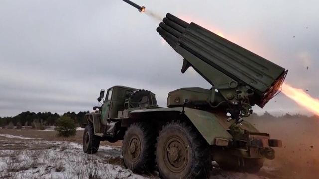 Các đơn vị của Lữ đoàn đổ bộ đường không 11 thuộc Binh chủng Dù (VDV), Lữ đoàn 106 và Trung đoàn bộ binh cơ giới số 30 thuộc Cụm quân phía Bắc của RFAF, đã tham gia chiến dịch tái chiếm thị trấn Sudzha. Có thể dễ dàng nhận thấy, quân Nga tấn công Sudzha vượt trội hơn Ukraine nhiều lần. 