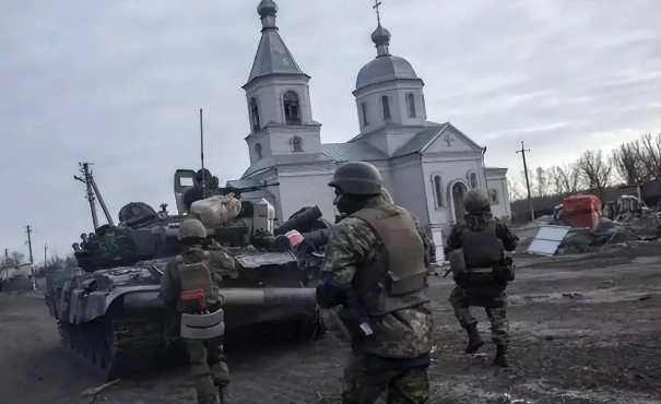 Tuy nhiên, phía Nga cho rằng, việc huấn luyện của NATO không phù hợp với Quân đội Ukraine, đồng thời việc NATO chú trọng chiến thuật tác chiến đường dài và đội hình tấn công đô thị, hoàn toàn không phù hợp với chiến trường Nga-Ukraine.