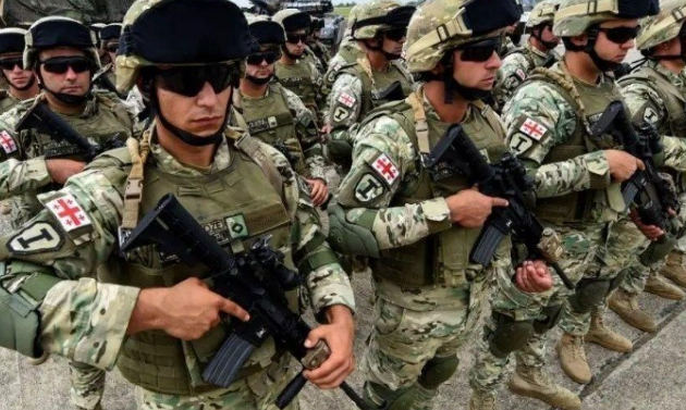 Những đơn vị Ukraine trên, được huấn luyện bởi các cố vấn quân sự đa quốc gia của Mỹ và NATO ở Lviv, miền tây Ukraine, theo một chương trình huấn luyện Quân đội Ukraine theo tiêu chuẩn quân sự NATO (JMTG-U).