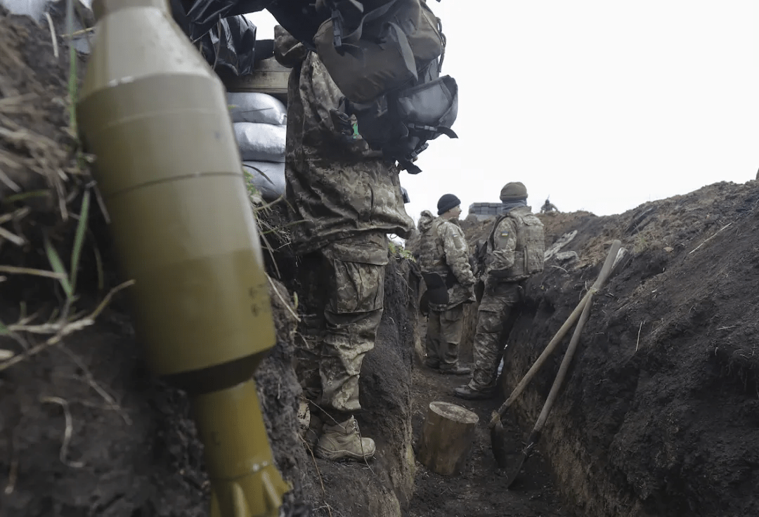 Mặc dù Quân đội Ukraine mặc dù không có ưu thế trên không, cũng không có ưu thế về hỏa lực và xe tăng, thiết giáp. Tuy nhiên, Quân đội Ukraine lại có số lượng tên lửa chống tăng rất lớn, khi Mỹ và phương Tây đã viện trợ cho Ukraine hàng chục nghìn vũ khí chống tăng.