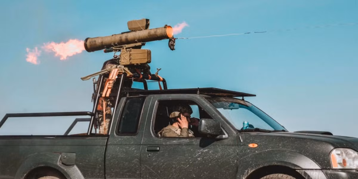 Những chiến thuật mà Quân đội Ukraine học được từ NATO, không thể chỉ một mình bộ binh sử dụng xe bán tải, với hỏa lực lớn nhất chỉ là pháo 23mm hoặc ĐKZ SPG-9 để sau thùng xe. Vì vậy, trên bãi đất trống, quân Ukraine từng bị pháo kích dữ dội mà không thể phản kích.