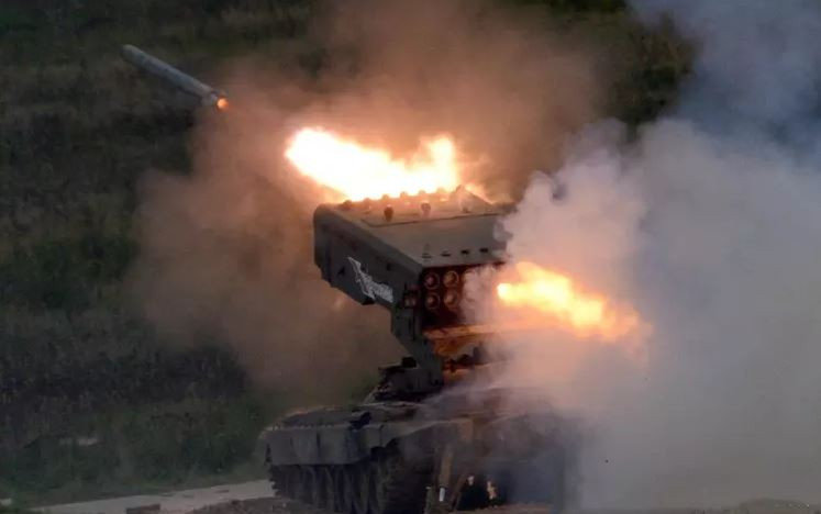 Trong những trận giao tranh ác liệt gần đây, quân đội Nga đã sử dụng vũ khí nhiệt áp để mở đường, khiến quân đội Ukraine phải chịu nhiều thiệt hại. Theo lời của một sĩ quan quân đội Ukraine, khi đối mặt với vũ khí nhiệt áp, những người lính Ukraine hoàn toàn không có cơ hội sống sót.