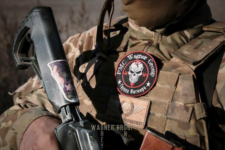 Chiến thuật tấn công của lính đánh thuê Wagner trong thành phố Bakhmut đã có những điều chỉnh; các mũi tấn công của họ tiến hành đồng thời với lực lượng sáu hoặc bảy nhóm, tập trung bao vây chia cắt từng khu vực, thay vì từng tòa nhà như trước đây.