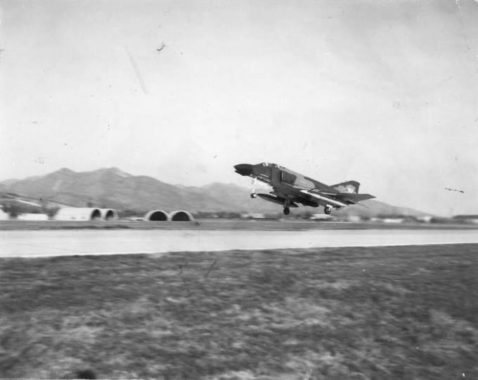 Lô F-4E loại khỏi biên chế cuối cùng, thuộc Phi đội tiêm kích số 153 đóng tại Căn cứ Suwon. Phi đội này ban đầu nằm trong Phi đoàn tiêm kích số 11 đóng tại Cheongju; nhưng các phi đội trong phi đoàn này đã dần chuyển sang sử dụng tiêm kích tàng hình F-35A, nên Phi đội 153 phải chuyển sang Phi đoàn 10 đóng tại Suwon. 