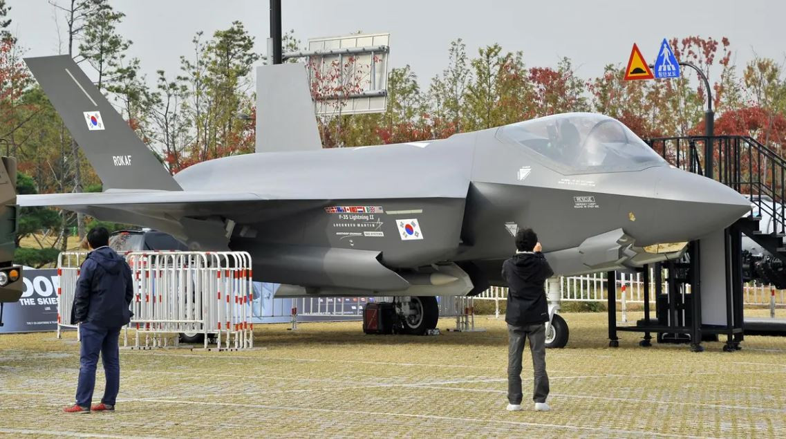 Theo đồn đoán của giới truyền thông Hàn Quốc, Phi đội 153 một lần nữa sẽ trở lại Phi đoàn tiêm kích số 11 tại Căn cứ Cheongju, với tư cách là phi đội thứ ba của Hàn Quốc được trang bị máy bay chiến đấu F-35. 