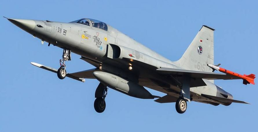 Sau khi toàn bộ F-4 Phantom đã loại biên, thì số máy bay chiến đấu F-5E/F này vẫn đang được phục vụ và thuộc các phi đội tiêm kích 101, 201, 105 và 112 lần lượt thuộc phi đoàn tiêm kích số 10 và 18. Những chiếc F-5 này dự kiến sẽ ngừng hoạt động vào khoảng năm 2030. (Nguồn ảnh: Chosun Ilbo, Dong-A Ilbo, Wikipedia).