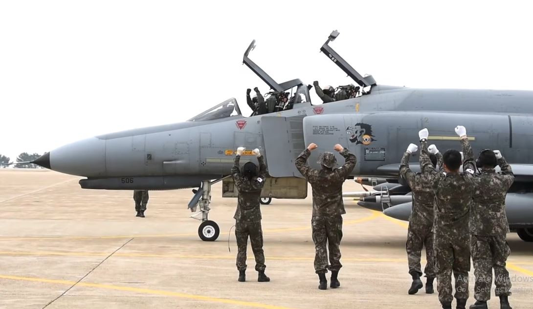 Sáng 6/6, Bộ trưởng Quốc phòng Hàn Quốc Shin Won-sik đã tham dự và chủ trì buổi lễ đưa ra khỏi biên chế Không quân Hàn Quốc của loại máy bay chiến đấu F-4 Phantom tại căn cứ Suwon ở tỉnh Kyunggi. Trong buổi lễ, hai chiếc F-4E đã thực hiện chuyến bay cuối cùng trước khi được rã làm sắt vụn. 