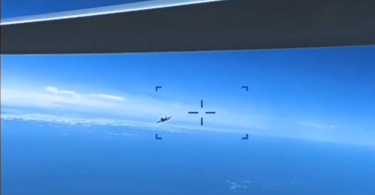 Tuy nhiên, trong đoạn video do Quân đội Mỹ công bố, chúng ta đã thấy những cảnh như tín hiệu video UAV bị gián đoạn và các cánh quạt bị xoắn và biến dạng. Theo Quân đội Nga, chiến đấu cơ Su-27SM không sử dụng vũ khí trên không để tấn công UAV MQ-9A ER, cũng như không có bất kỳ va chạm nào với nó. Nhưng tại chiếc UAV lại bị rơi.