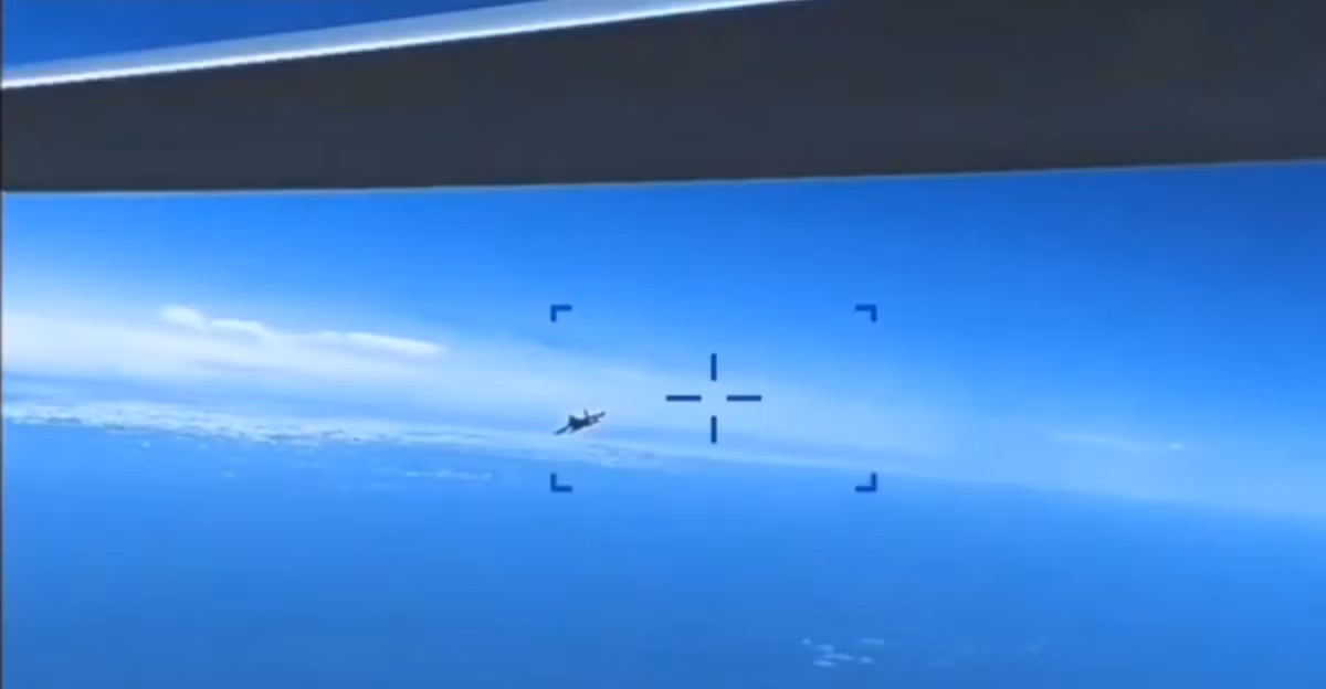 Tuy nhiên, trong đoạn video do Quân đội Mỹ công bố, chúng ta đã thấy những cảnh như tín hiệu video UAV bị gián đoạn và các cánh quạt bị xoắn và biến dạng. Theo Quân đội Nga, chiến đấu cơ Su-27SM không sử dụng vũ khí trên không để tấn công UAV MQ-9A ER, cũng như không có bất kỳ va chạm nào với nó. Nhưng tại chiếc UAV lại bị rơi.