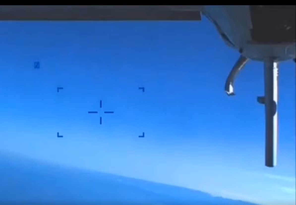 Tuy nhiên, chúng ta có thể thấy từ vài giây cuối cùng của video do Quân đội Mỹ công bố, chiếc UAV vẫn bay ổn định và tháp quang điện MTS-B thậm chí còn quay cận cảnh cánh quạt bị hỏng. Điều này cho thấy chiếc máy bay không người lái MQ-9A ER nhiều khả năng đã không bị tiêm kích Su-27SM va trúng. 