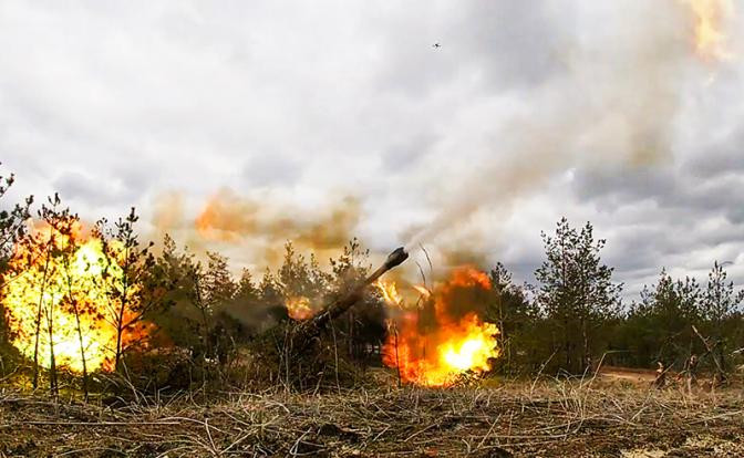 Trong cả ngày 22 và 23/10, không quân chiến thuật Nga đã liên tục ném bom lượn có điều khiển loại 500 kg vào các vị trí của Ukraine xung quanh khu vực Avdeevka. Tuy nhiên pháo binh của Ukraine đang bắn mạnh vào làng Severny, có khả năng Quân đội Ukraine sẽ tổ chức tấn công vào mũi bao vây phía nam của Nga trong một vài ngày tới.