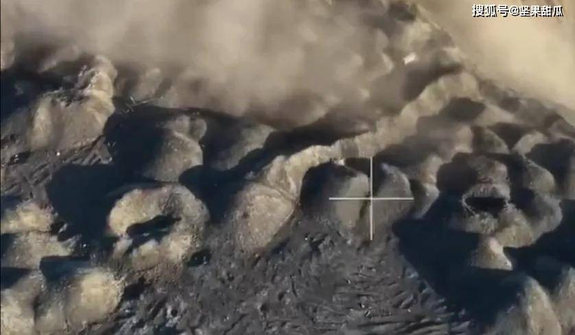 Đồng thời clip về trận đánh trên núi xỉ thải của Nhà máy than cốc Avdeevka, cũng đã được đưa lên mạng Telegram. Qua video có thể thấy, núi xỉ được hình thành, do việc đổ nhiều loại xỉ khác nhau trong nhiều năm, từ Nhà máy than cốc Avdeevka.