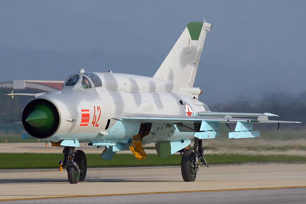 Vào thời điểm đó, Không quân Triều Tiên cũng được Liên Xô viện trợ cho chiến đấu cơ MiG-21. Số phi công Triều Tiên mặc dù chưa trải qua chiến đấu, nhưng đều có kinh nghiệm bay dày dặn, nhiều người đã bay với hơn 2.000 giờ bay; đạt đẳng cấp phi công quân sự quốc tế.