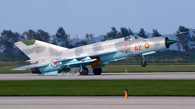 Trong khi Ai Cập xoay trục về phía Khối phương Tây sau thất bại của Chiến tranh Yom Kippur, từ bỏ Liên Xô và các đồng minh Ả Rập; nhưng nước này vẫn hợp tác trong một số dự án vũ khí chung và tiếp tục nhập khẩu một lượng vũ khí đáng kể từ Triều Tiên.