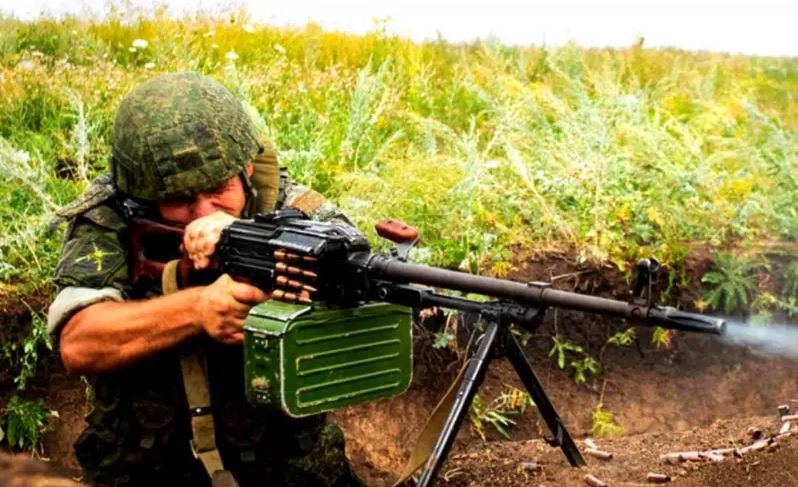 Điều đáng chú ý là Quân đội Nga hiện đang sử dụng chiến thuật bao vây sâu các khu vực kiên cố của Ukraine ở các khu vực khác trên chiến tuyến. Đặc biệt, hiện nay Quân đội Nga đang dần bao vây Ugledar, đồng thời cắt nguồn cung cấp cho pháo đài này. Hiện tại, quân Ukraine phòng thủ trong thị trấn vẫn còn cơ hội rút lui; nhưng chẳng bao lâu nữa, nắp “nồi hơi” có thể đóng lại. (Nguồn ảnh: Liveuamap, Topwar, Ukrinform).