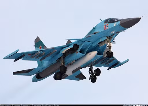 Su-34 có 10 giá treo vũ khí, nó có thể mang tên lửa không đối không, không đối đất, tên lửa chống hạm, chống radar, cũng như nhiều loại bom, tên lửa dẫn đường và không dẫn đường. 