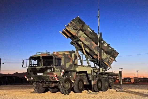 Chuyên gia quân sự người Anh Bronk nhận xét rằng, hệ thống tên lửa phòng không Patriot là vũ khí có thể đánh chặn những chiếc tiêm kích bom Su-34 thả các loại bom này. Tuy nhiên, số Patriot của Ukraine quá ít, khiến họ có rất ít cơ hội để phòng thủ hiệu quả trước các cuộc tấn công như vậy (Nguồn ảnh: CNN, RIA Novosti, Sputnik, Topwar).