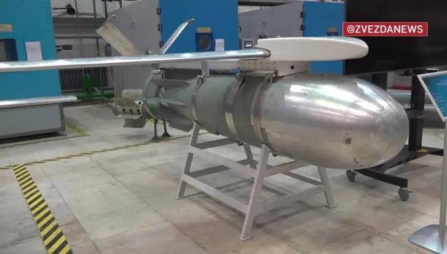 Rất khó tấn công vào khu công nghiệp này bằng đạn pháo, nhưng Không quân Nga đã sử dụng loại bom lượn có điều khiển FAB-1500-M54, có trọng lượng 1.500 kg (trong đó riêng lượng thuốc nổ là 670 kg) để tấn công; loại bom tấn này đủ sức phá sập một ngôi nhà 20 tầng chỉ bằng một đòn đánh.