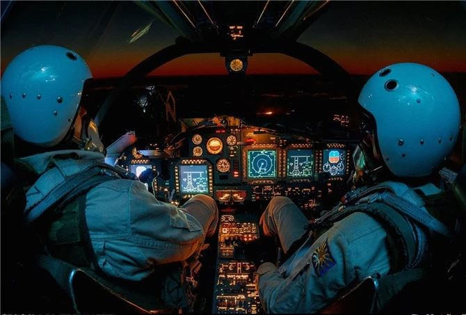 Phi công trên Su-34 nhanh chóng nạp tọa độ mục tiêu vào mô-đun dẫn hướng (UMPK) của bom; khi đến vị trí thả bom, chiếc Su-34 lấy độ cao 10.000 mét và thả bom. Những quả bom này tự động bay đến mục tiêu mà không cần sự can thiệp của phi công.