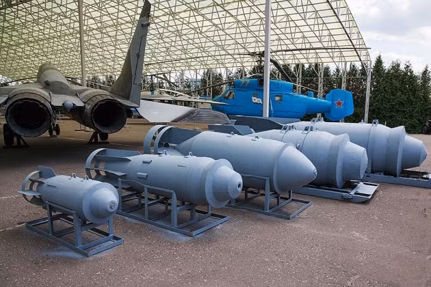 Hãng tin CNN cũng xác nhận việc Không quân Nga tăng cường sử dụng bom FAB-1500 cực mạnh trên chiến trường Ukraine. CNN cho biết, loại bom này đã tăng tổn thất đáng kể với Quân đội Ukraine. Đặc biệt là công sự hạng nặng, trước kia Nga đành bó tay, nhưng giờ nó không thể chống lại bom tấn của Nga. 